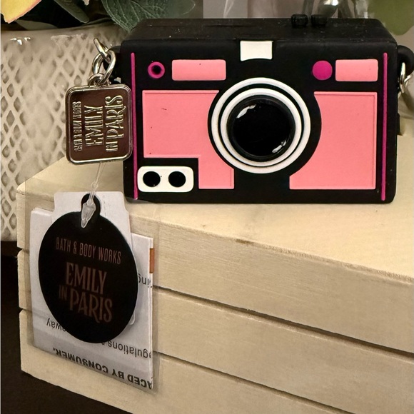 🆕📷 BATH & BODY WORKS EMILY IN PARIS  “VINTAGE CAMERA” POCKETBAC HOLDER. NEW! - Picture 9 of 10